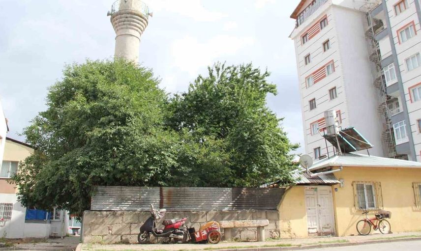 Cami bahçesinde yer kalmayınca kaldırıma yerleştirildi: Musalla taşı ilginç bir görüntü sunuyor