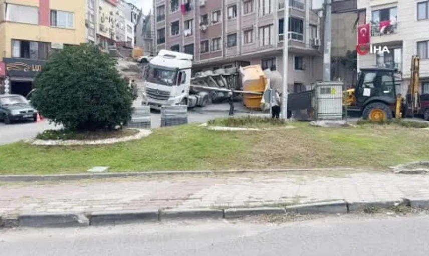 Kağıthane'de hafriyat kamyonunun dorsesi devrildi, maddi hasar oluştu