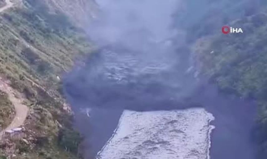 Nepal'de heyelan sonrası meydana gelen sel felaketi, 5 kişiyi kaybettirdi