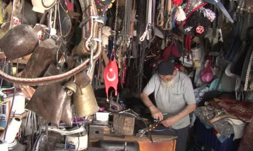Sivas'ta uzun yıllardır deri ürünleri üreten Veysel Karagöz, yurt dışına da üretim yapıyor