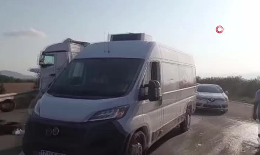 Ceyhan'da emniyet şeridinde tır kazası: 2 sürücü yaralandı