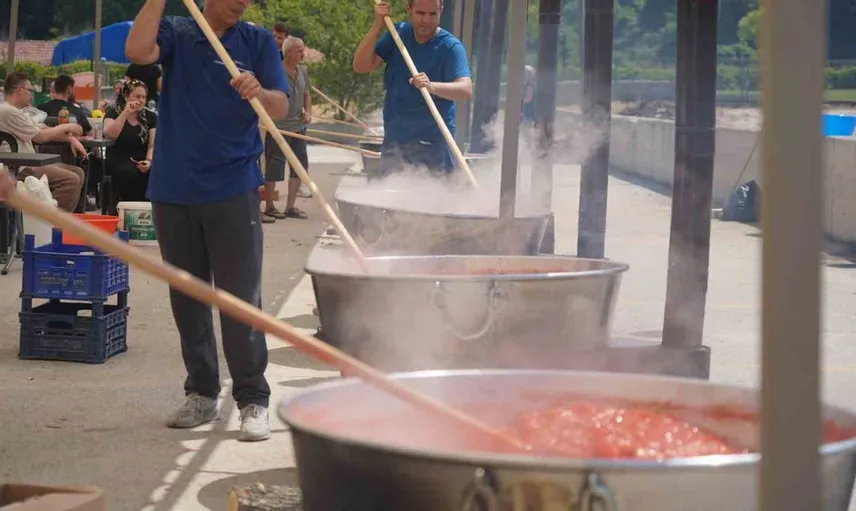 Bilecik'te salça yapımına vatandaşlar yoğun ilgi gösterdi