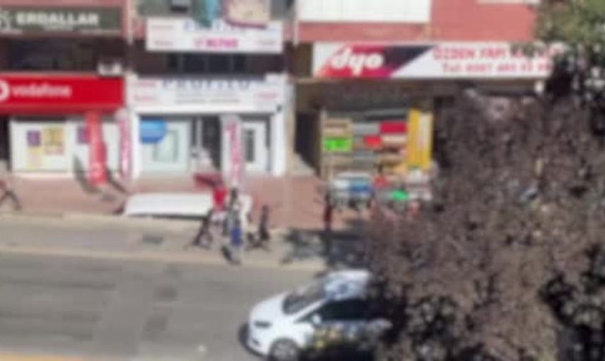 Sopalarla kovalanan çocuk, şortlu gencin arkasına sığındı