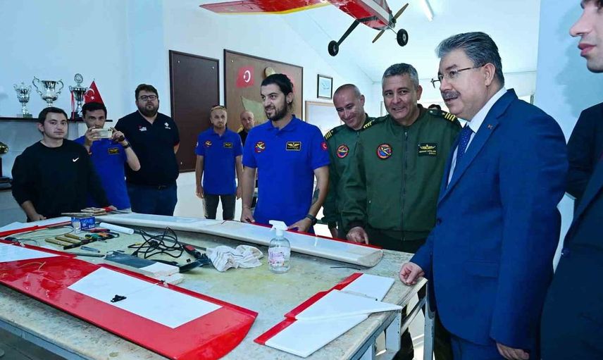 Vali Yılmaz, İHA yarışmalarında görev alacak pilotların eğitim merkezini ziyaret etti