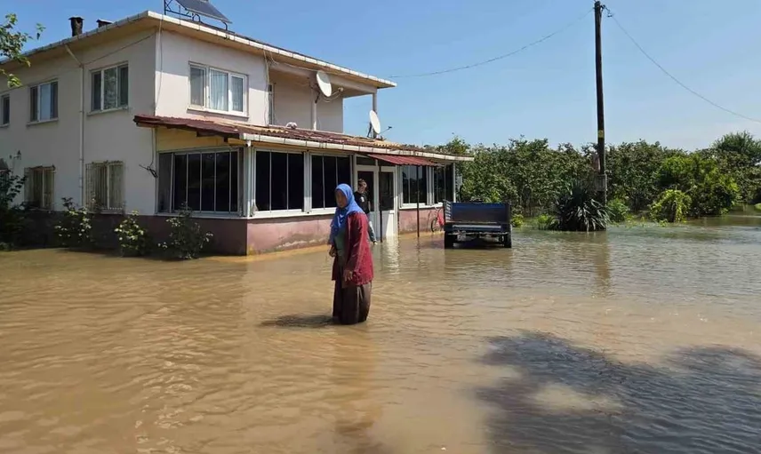 Çarşamba'da sağanak yağışın yol açtığı su baskınları tarım alanlarını ve evleri vurdu