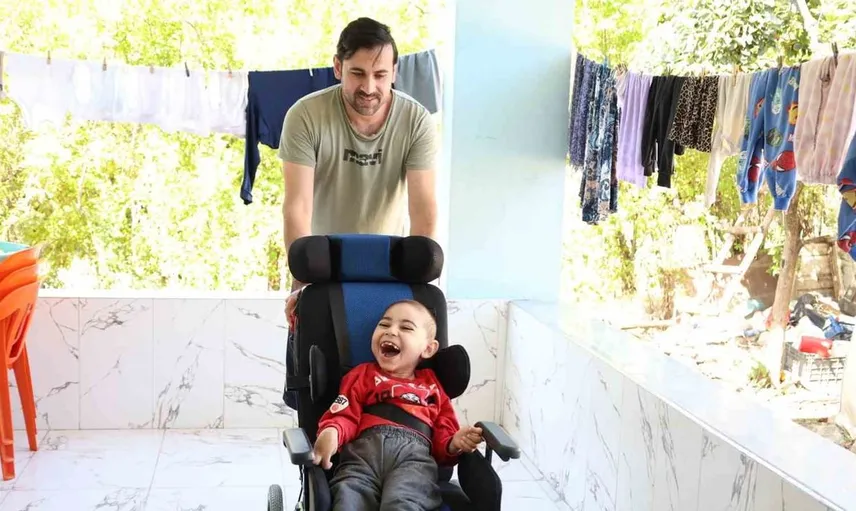 Serebral palsili çocuğun tekerlekli sandalye ile yaşadığı mutluluk göz doldurdu