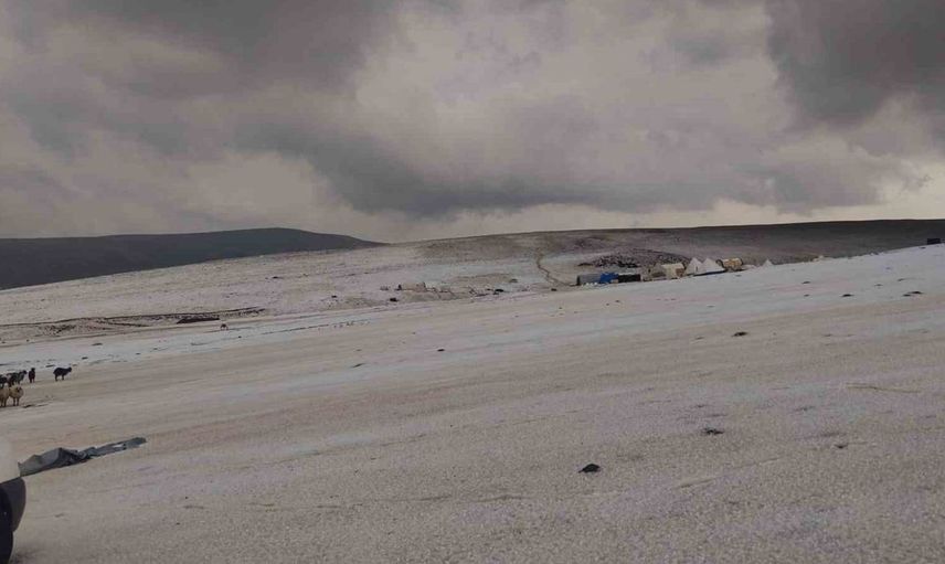 Erzincan yaylalarında dolu ve sağanak, peynir üreticilerini zor durumda bıraktı