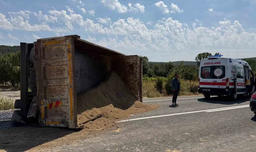Kütahya'da kum yüklü kamyon devrildi: Sürücü hastaneye kaldırıldı