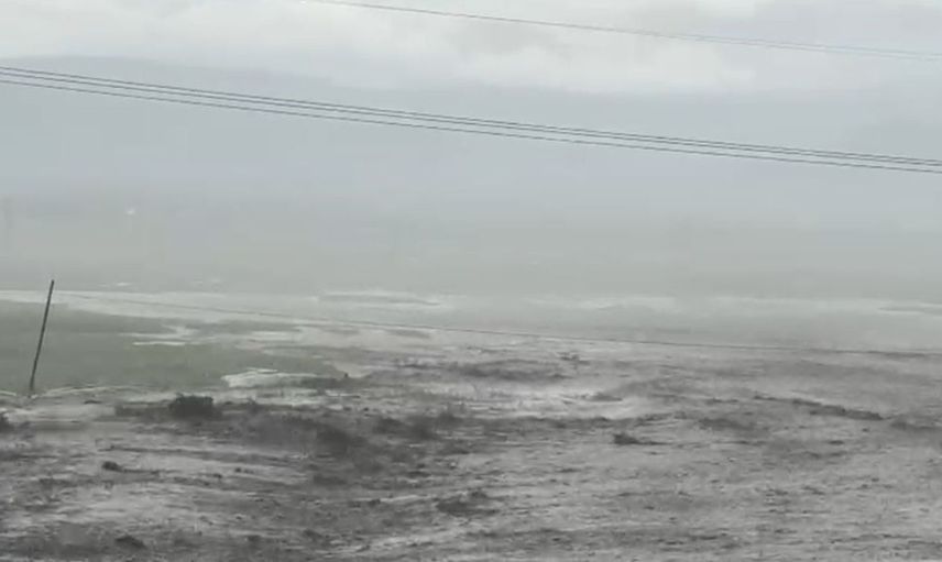 Ardahan'da sağanak yağış ve dolu ulaşımı etkiledi