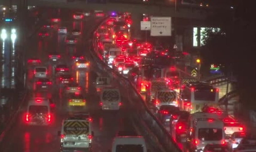 İstanbul'da sağanak yağış sonrası trafik kaosu