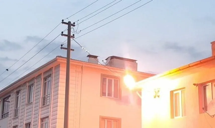 Erzincan'da elektrik direkleri patladı, mahalleler korku içinde kaldı