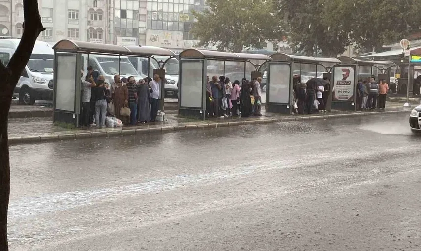 Elazığ'da ani sağanak yağış ve dolu yaşamı olumsuz etkiledi