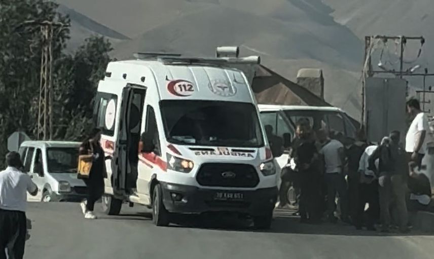 Yüksekova'da minibüs ile pikap çarpıştı: 4 kişi yaralandı