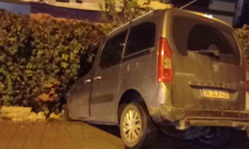 Batman'da hafif ticari araç evin bahçe duvarına çarptı
