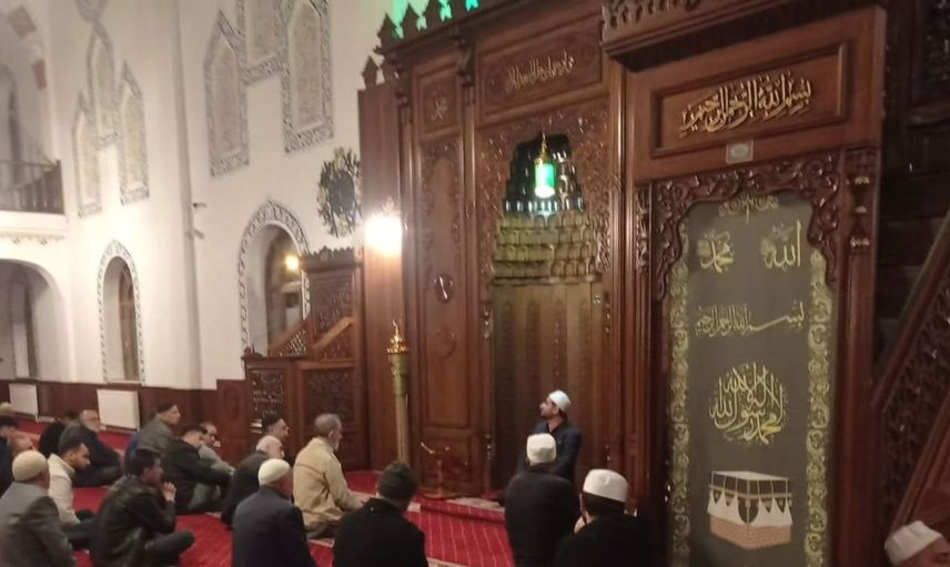 Tuşba'da sabah namazı buluşması: Müftü Emrah Demirtaş cemaati bilgilendirdi