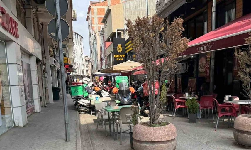 Eskişehir'de kapalı sokakta motosiklet yoğunluğu yayaları zor durumda bıraktı