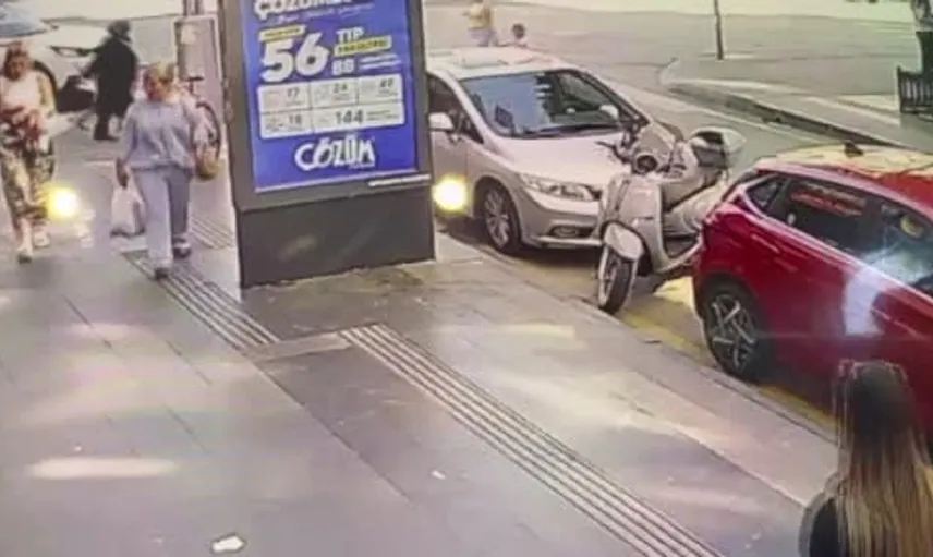Samsun'da yaşlı kadın ve torununa otomobil çarptı: kaza anı kamerada