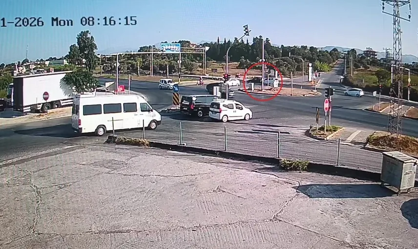 Manavgat'ta kavşakta meydana gelen trafik kazası güvenlik kamerasına yansıdı