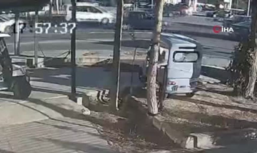 Karabük'te otomobilin yayaya çarpma anı güvenlik kamerasında kaydedildi
