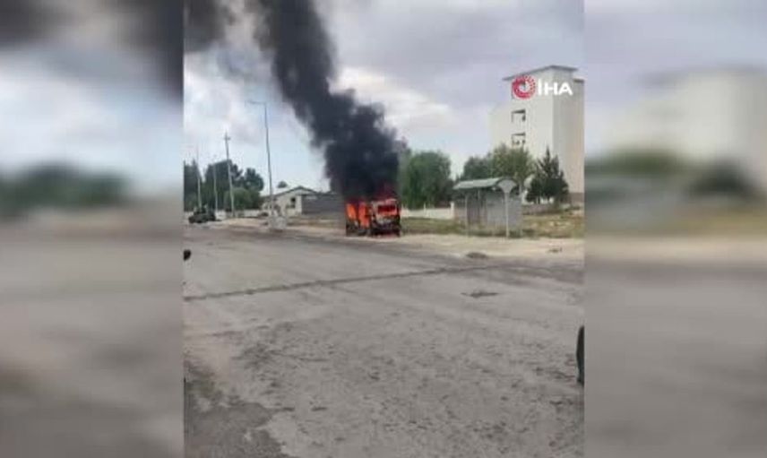 Mardin'de park halindeki ticari araçta yangın çıktı