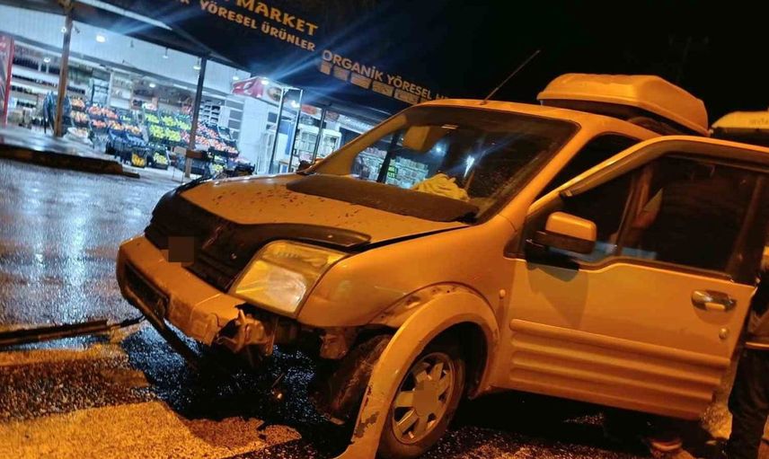 Malatya'da üç aracın karıştığı kaza maddi hasar bıraktı