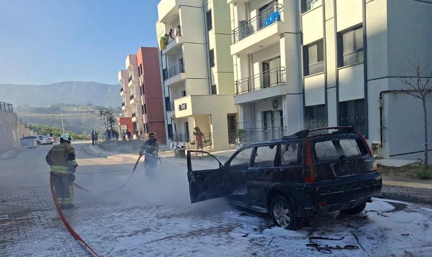 Hatay'da park halindeki otomobil alev aldı