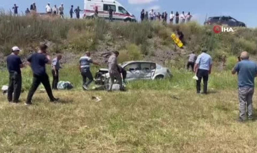 Kars’ta otomobil şarampole devrildi: 2 yaralı