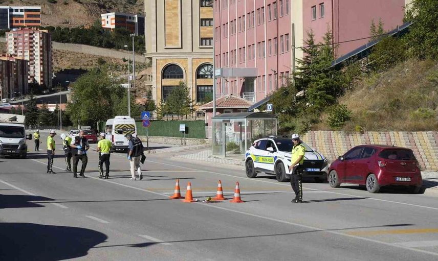 Gümüşhane'de otomobil kazasında ağır yaralanan yaşlı adam yaşam mücadelesini kaybetti