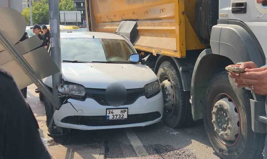 Samsun'da kamyonun çarptığı otomobil direk arasında sıkıştı: 1 yaralı
