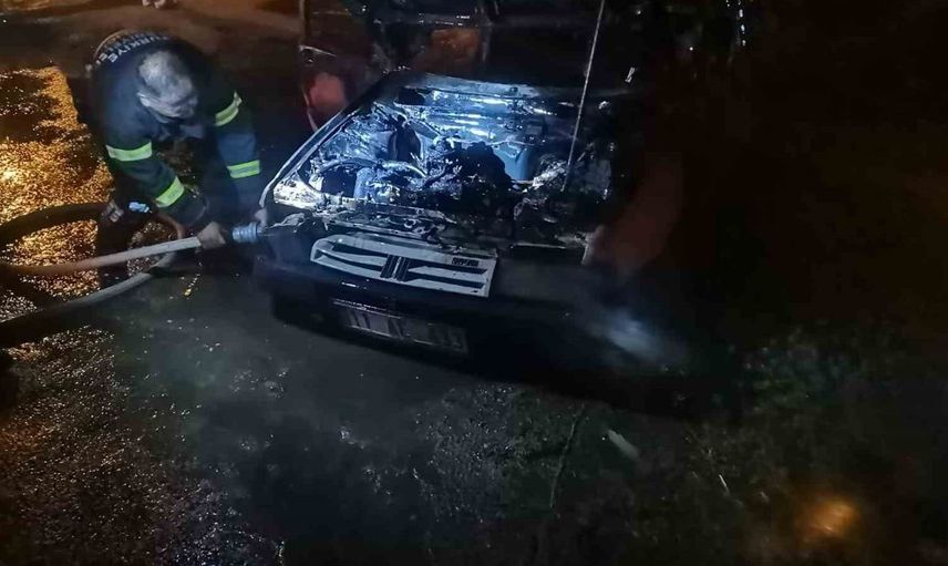 Afyonkarahisar'da park halindeki otomobilde yangın çıktı