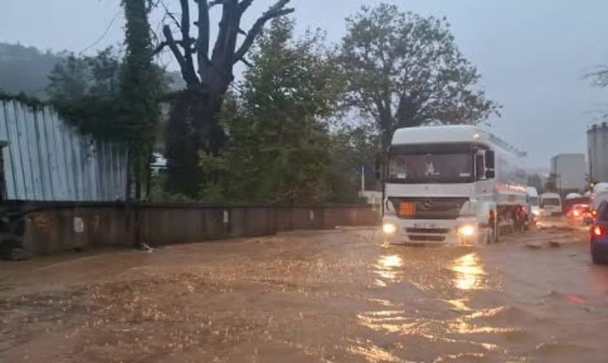 Beykoz'da etkili yağış yolları vurdu, araçlar çamura gömüldü