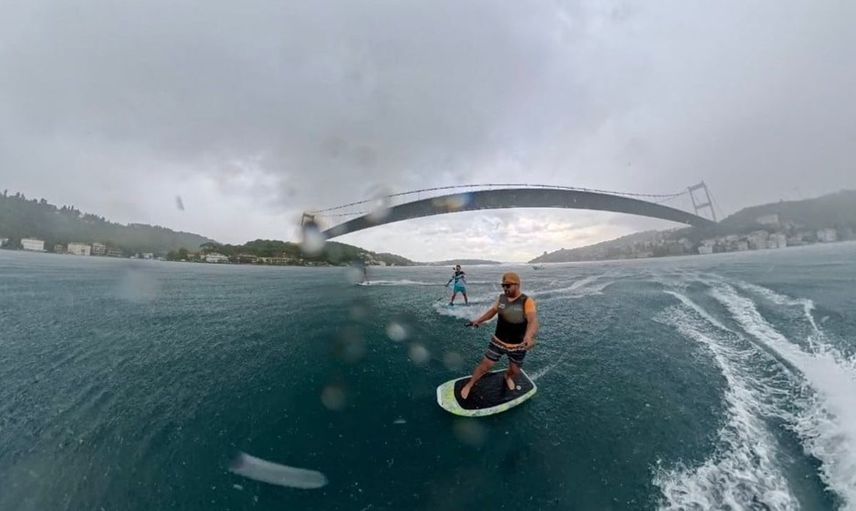 İstanbul Boğazı’nda sörf yapan sporcular, fırtına ile karşılaştı