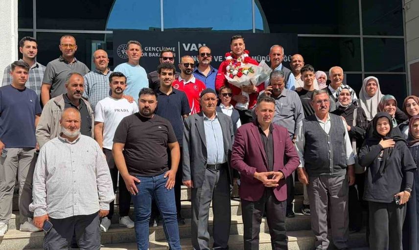 Dünya şampiyonu Furkan Bilici, memleketinde büyük bir coşkuyla karşılandı