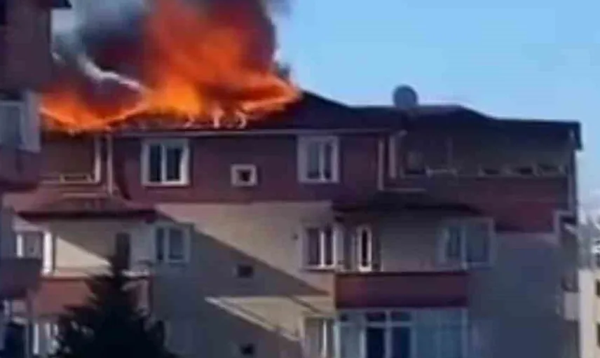 Darıca'da binanın çatısı alev alev yandı: İtfaiye ekipleri zamanında müdahale etti
