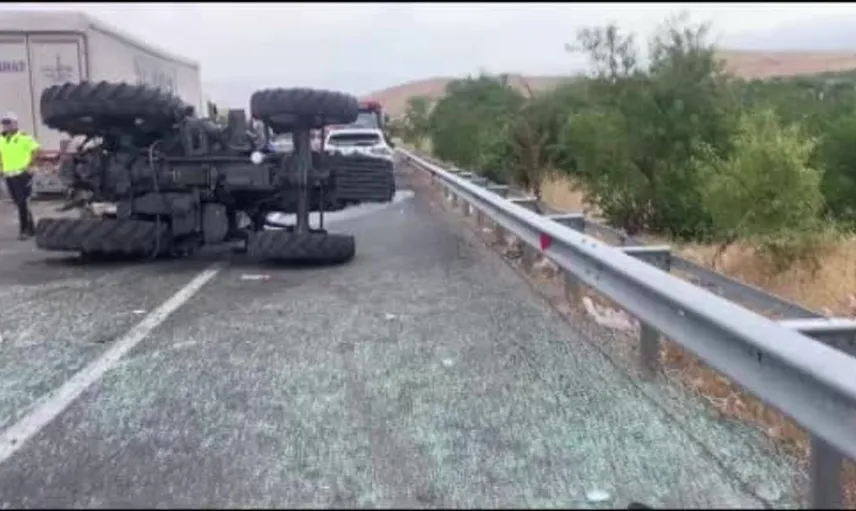 Malatya'da kontrolden çıkan traktör devrildi: Sürücü hastaneye kaldırıldı