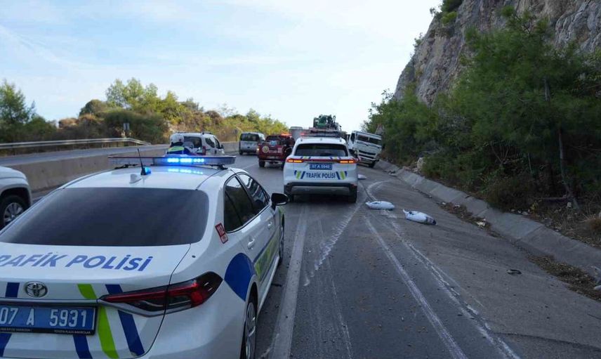 Antalya'da pelet yüklü kamyon bariyerlere çarparak devrildi, yollar kapandı