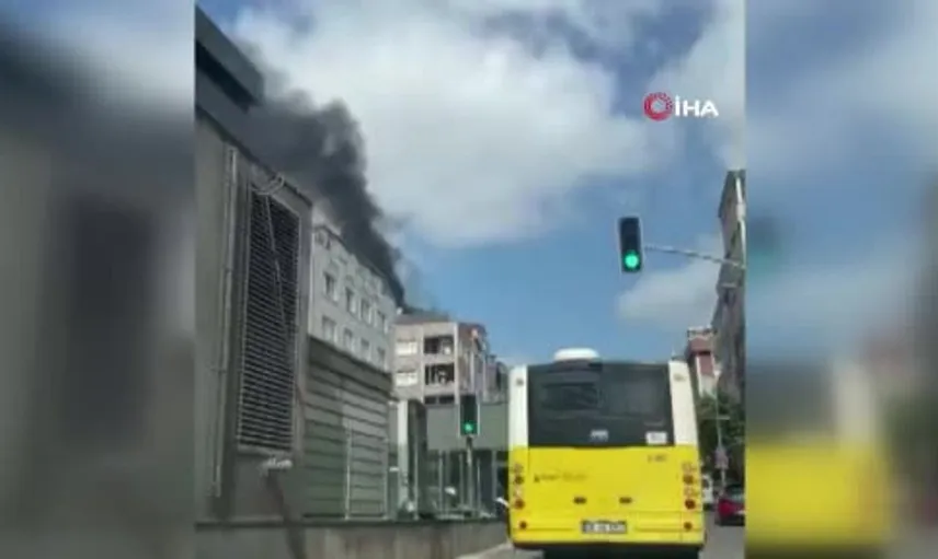 Bayrampaşa'da 4 katlı binanın çatı yangını paniği