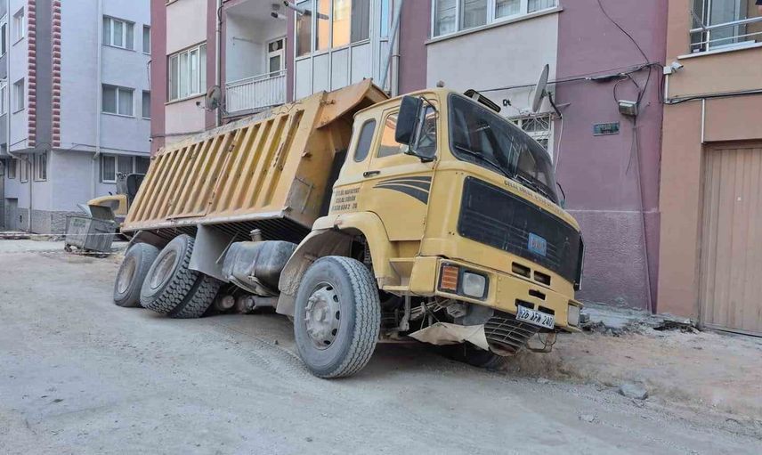 Eskişehir’de aniden çöken yol, belediye kamyonunu yuttu
