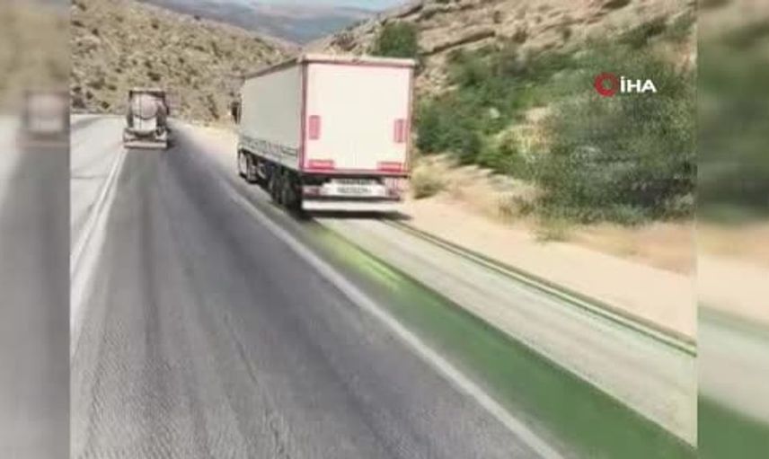 Tırın yolda boya dökmesiyle araçları renk değiştirdi