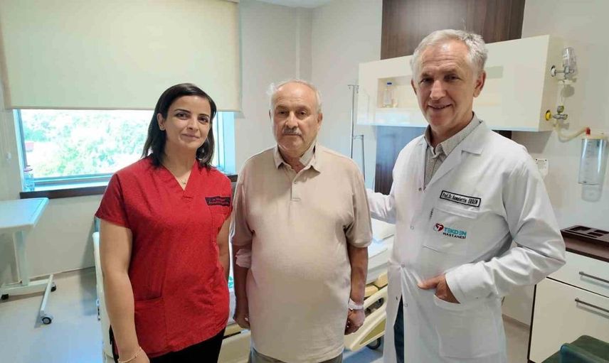 Uyanık halde ameliyata alınan hastanın şah damarındaki darlık başarıyla tedavi edildi