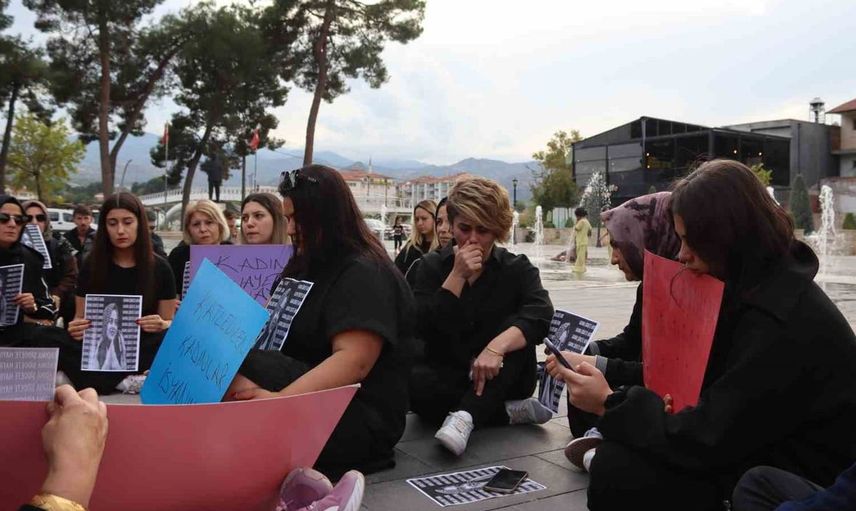 Kadınlar Yasemin Yanık için buluştu, oturma eylemi düzenlendi