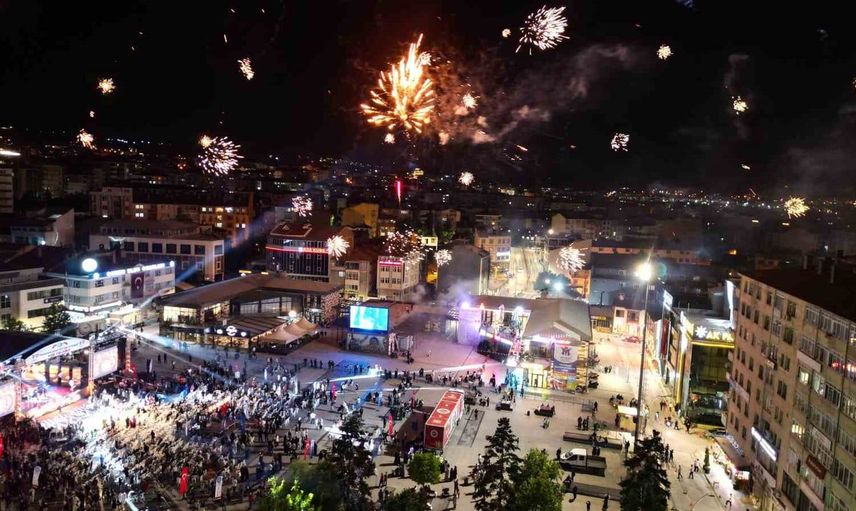 Çorum'da 38. uluslararası hitit fuar ve festivalinde havai fişek gösterisi coşkusu
