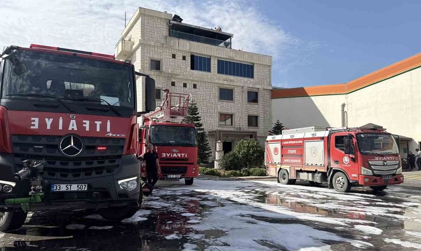 Mersin'de fabrika yangını paniğe neden oldu