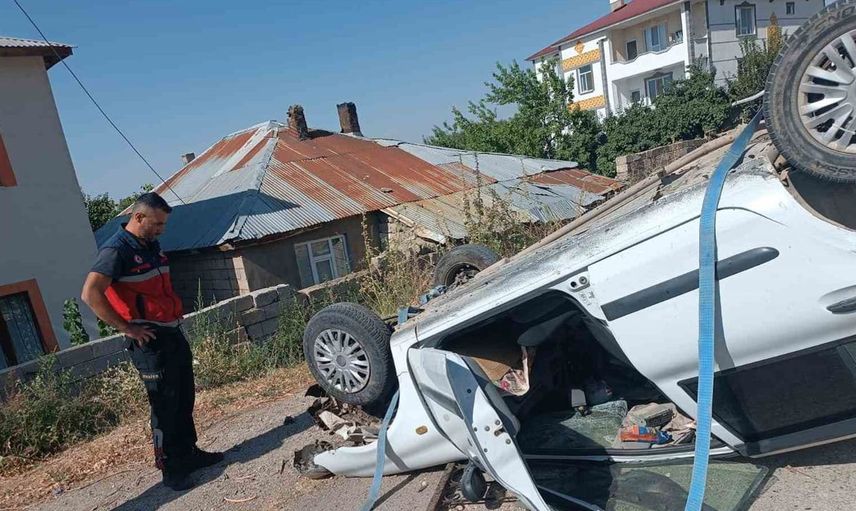 Van’da otomobil istinat duvarından düştü, sürücü hastaneye kaldırıldı