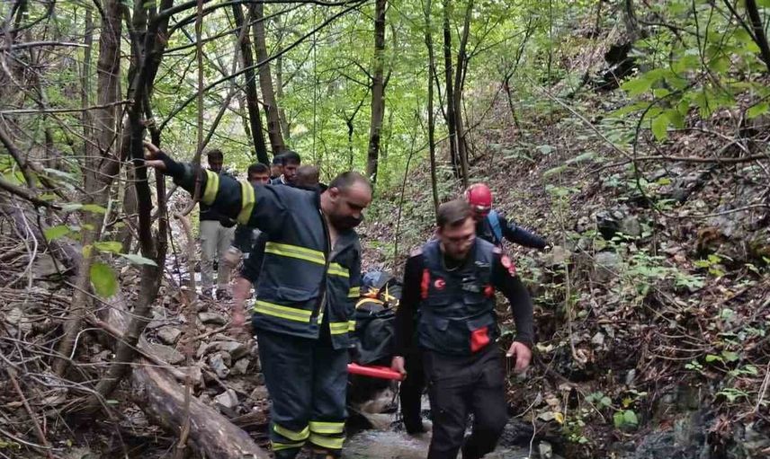 Artvin'de tragik kaza: Uçuruma yuvarlanan araçta bir kişi hayatını kaybetti