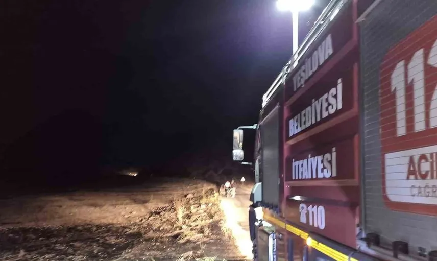 Burdur'da araç yangını otluk alana sıçradı, 2 bin metrekare yandı