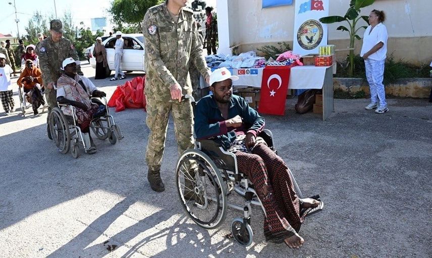 Somali'de ihtiyaç sahibi gazilere destek: Tekerlekli sandalye ve gıda yardımı