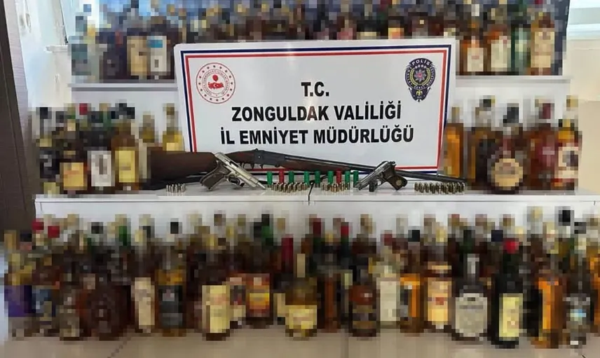 Kilimli'de polis operasyonunda ruhsatsız silahlar ve kaçak alkol ele geçirildi