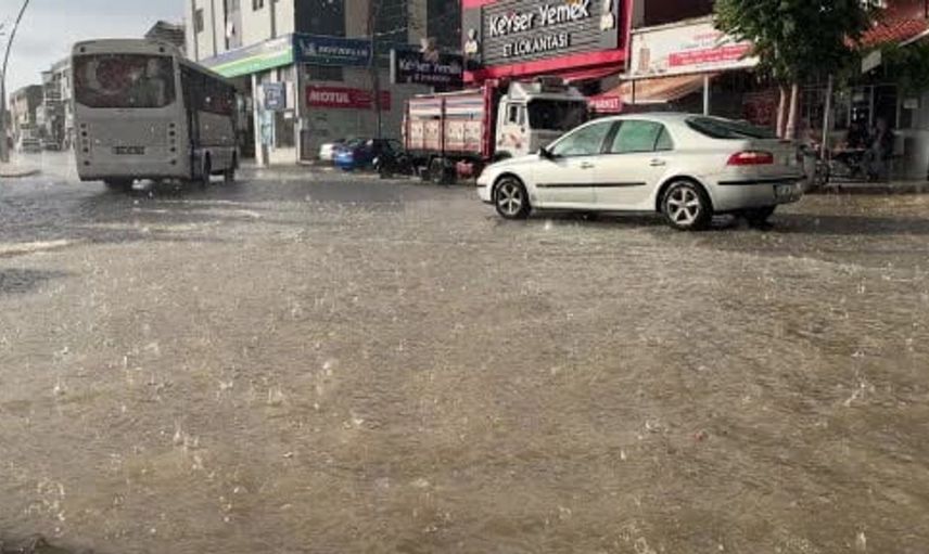 Uşak’ta etkili sağanak yağış yolları kapadı
