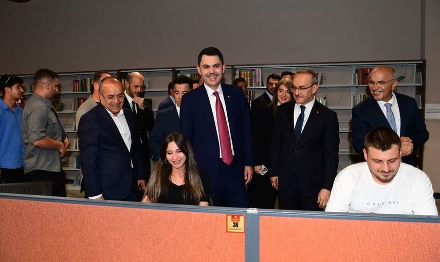 Bakan Murat Kurum, büyükşehir belediyesi kütüphanesini ziyaret etti